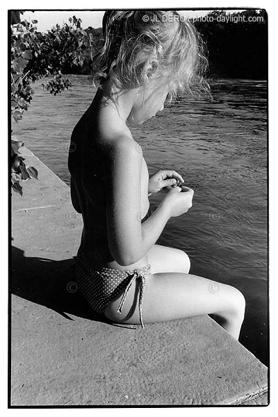 petite fille au bord de l'eau - little girl at the water's edge